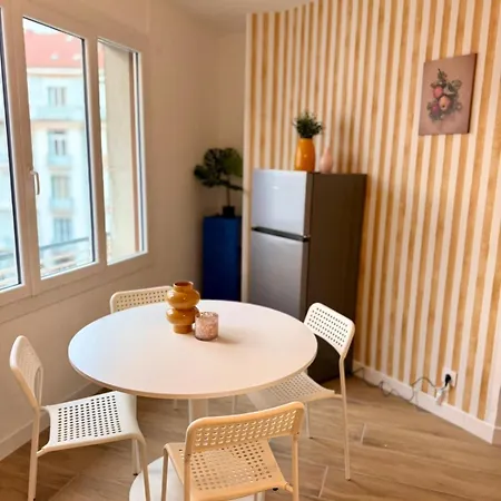 Apartamento New Two-room Apartment, Center, Sleeps 4, Balcony