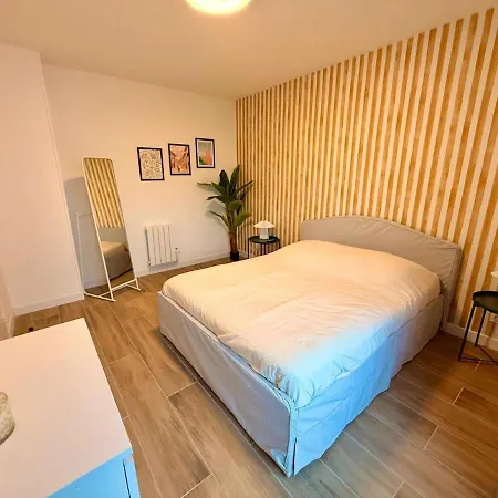 New Two-room Apartment, Center, Sleeps 4, Balcony * Grenoble