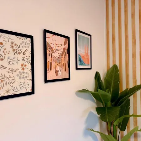 New Two-room Apartment, Center, Sleeps 4, Balcony Apartamento *