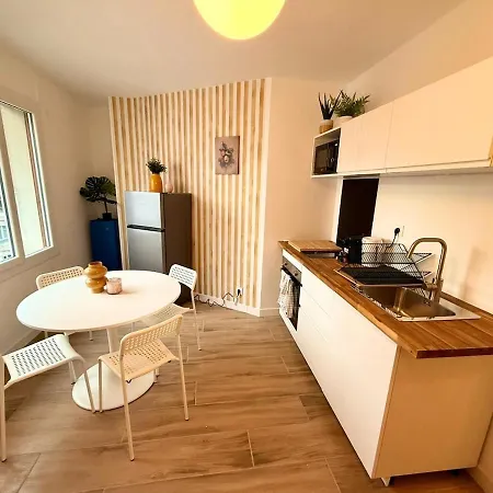 New Two-room Apartment, Center, Sleeps 4, Balcony Apartament Grenoble