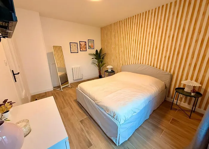 New Two-room Apartment, Center, Sleeps 4, Balcony * Grenoble